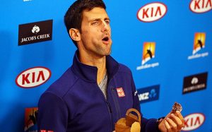 Djokovic comiendo chocolates en el abierto de Australia