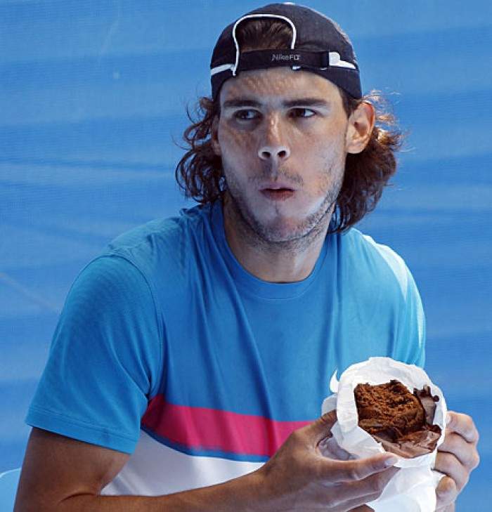 Rafael Nadal comiendo chocolate