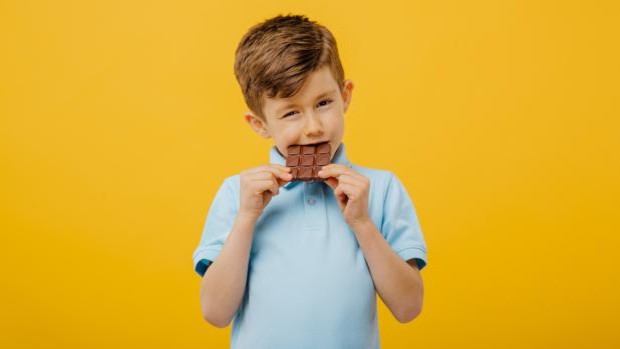 niño comiendo chocolate