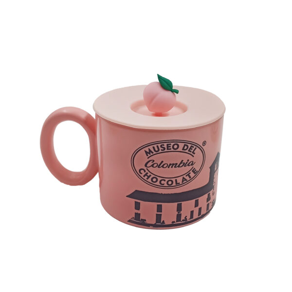 Explora la dulzura con nuestro exclusivo Mug Chocolatero Rosado, completo con una tapa de melón. Este encantador mug no solo es una taza, es una experiencia de sabor y estilo.