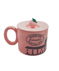 Explora la dulzura con nuestro exclusivo Mug Chocolatero Rosado, completo con una tapa de melón. Este encantador mug no solo es una taza, es una experiencia de sabor y estilo.