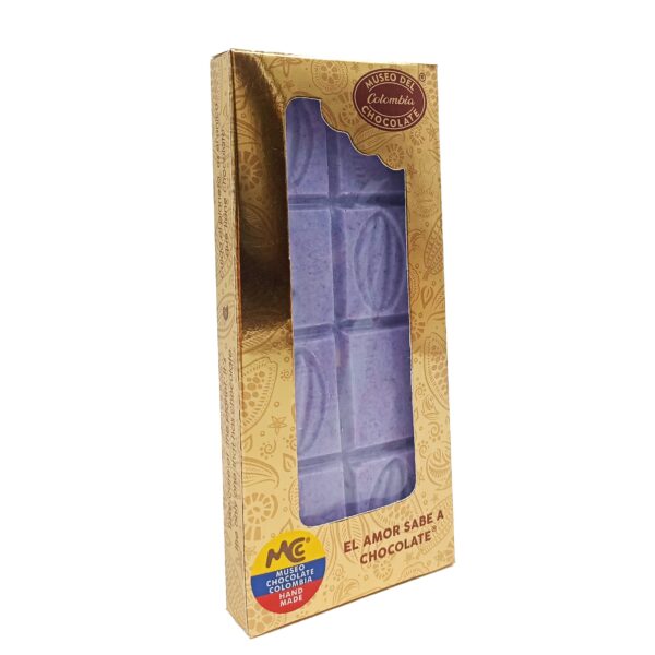 Tableta de chocolate blanco con mora, acompañado de nibs de cacao